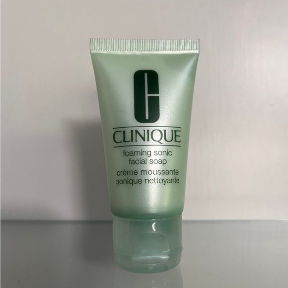 Clinique Cosmetic Bag with Product - Picture 3 of 7